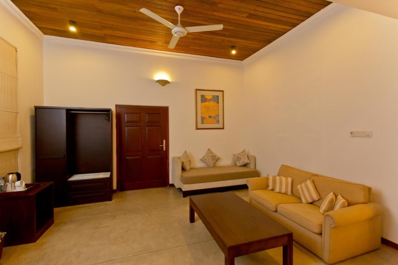 Swanee Grand Hotell Negombo Exteriör bild