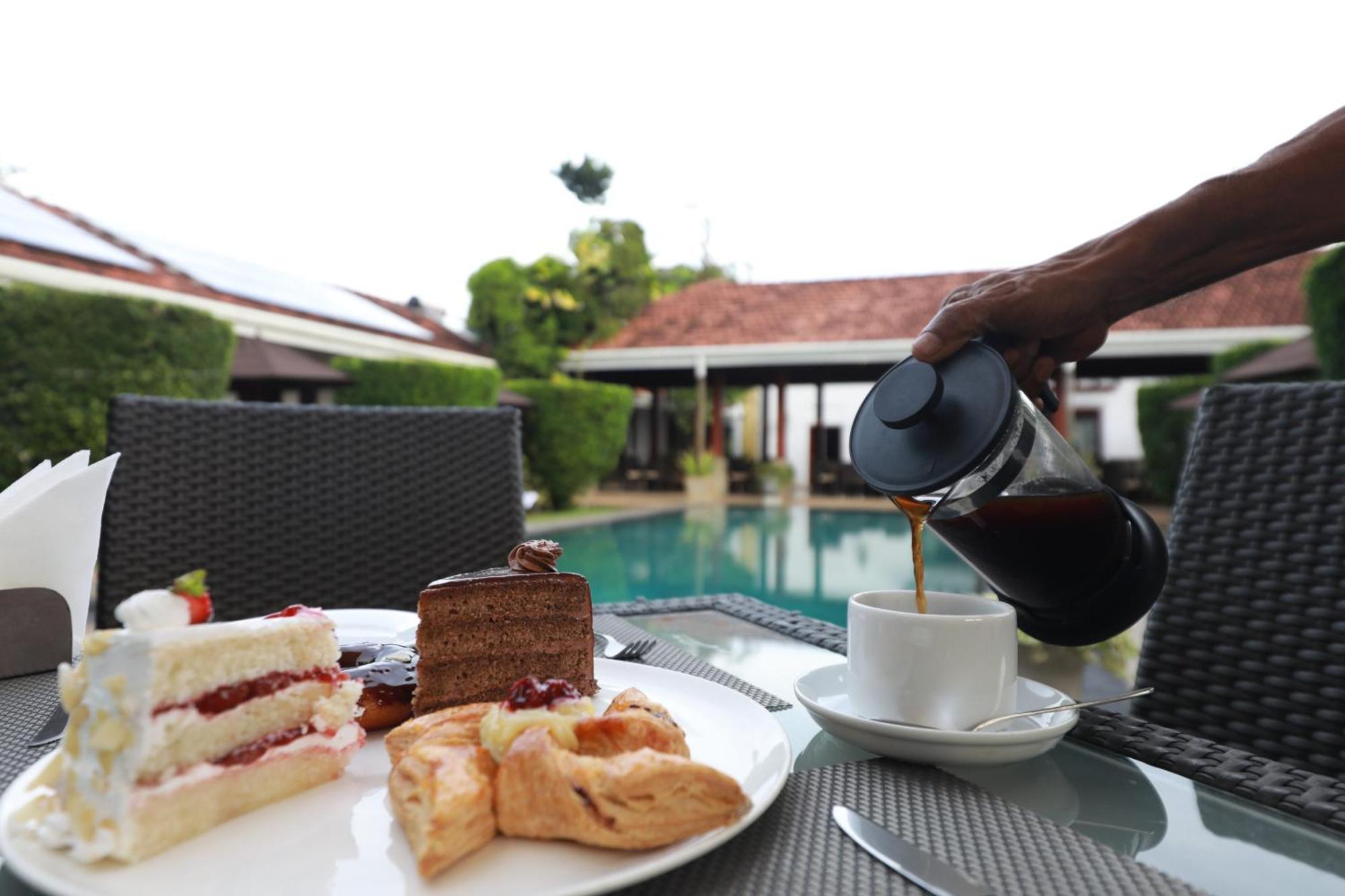 Swanee Grand Hotell Negombo Exteriör bild