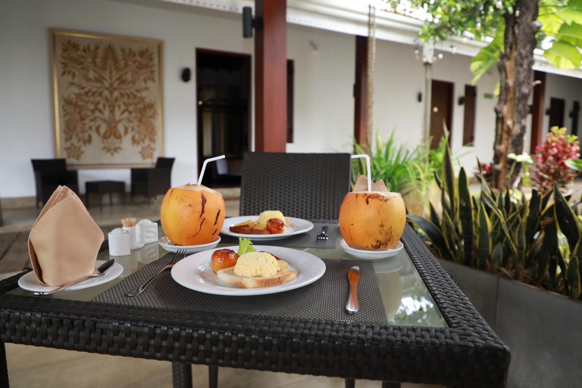 Swanee Grand Hotell Negombo Exteriör bild